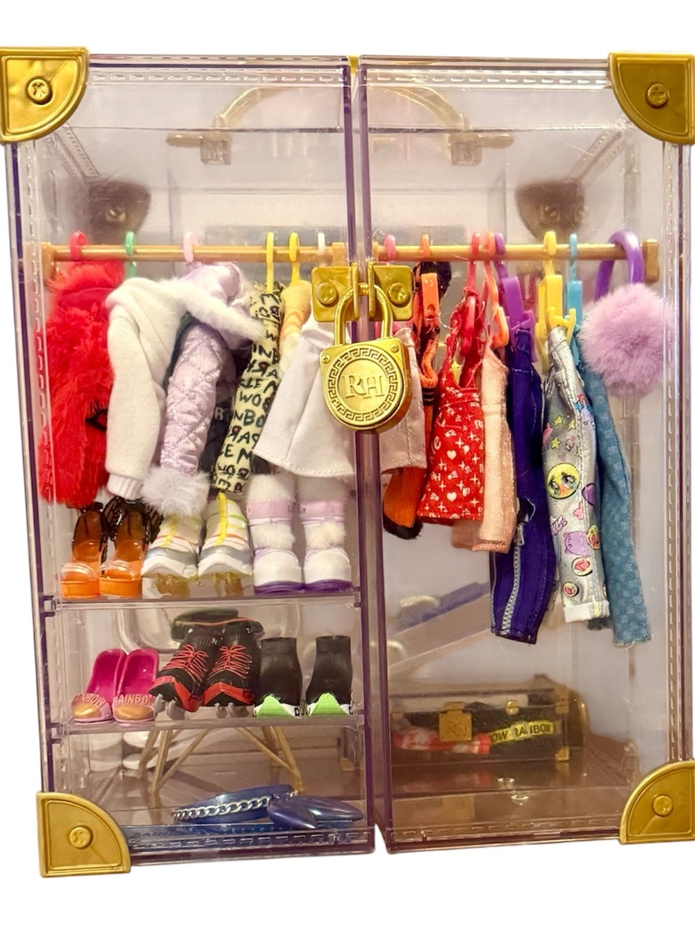 Rainbow High Deluxe Fashion Closet, Chair, Trunk, Lock, Shoes, Clothes, 77 piece